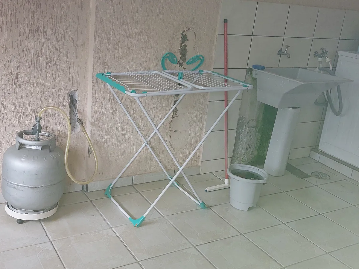 Área de tanque e lavanderia residencial atendida pela Desentupidora Curitibana
