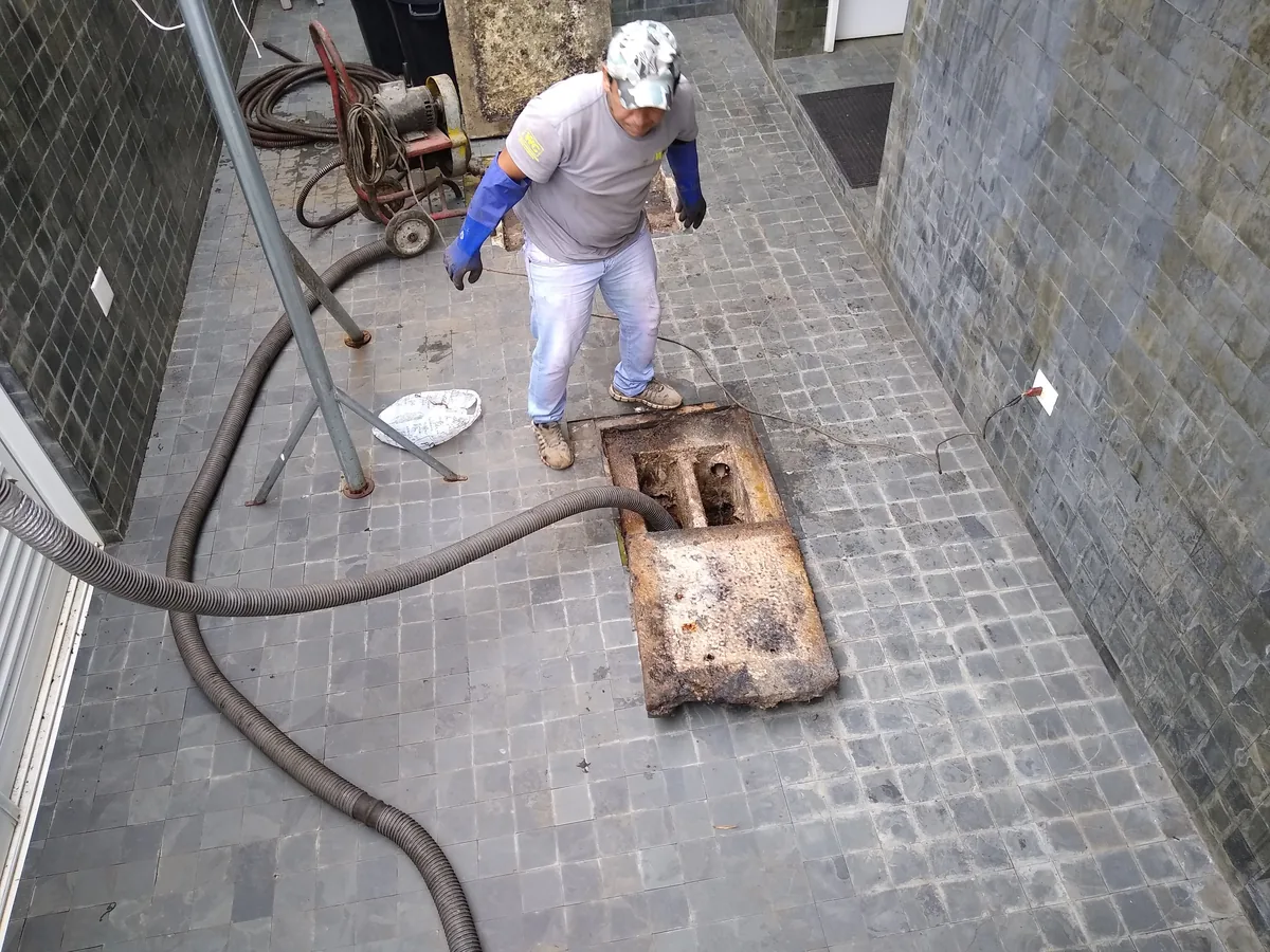 T├®cnico da Desentupidora Curitibana esgotando fossa s├®ptica em Curitiba