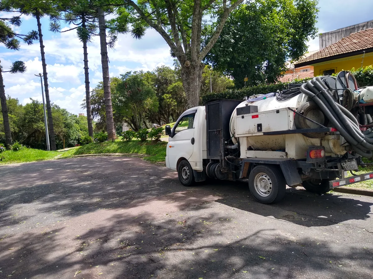 Caminhão de hidrojateamento da Desentupidora Curitibana em atendimento em Curitiba