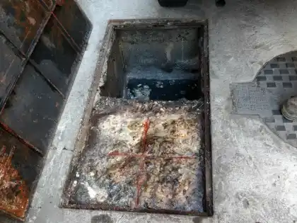 Caixa de gordura de concreto vazia e limpa depois do serviço, pronta para voltar a funcionar